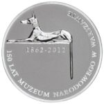 Srebrna Moneta Inwestycyjna z napisem "150 lat Muzeum Narodowego w Warszawie" i wizerunkiem sfinksa.