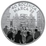 Srebrna Moneta Inwestycyjna z motywem architektonicznym. Srebrna moneta 40. Rocznica Marca '68 – rewers z demonstracją i transparentami, awers z książką i kartkami symbolizującymi wolność myśli.