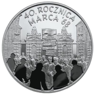 Srebrna Moneta Inwestycyjna z motywem architektonicznym. Srebrna moneta 40. Rocznica Marca '68 – rewers z demonstracją i transparentami, awers z książką i kartkami symbolizującymi wolność myśli.