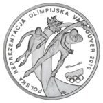 Srebrna moneta Polska Reprezentacja Olimpijska Vancouver 2010 – awers z biathlonistą, rewers z panczenistami i liściem klonu.